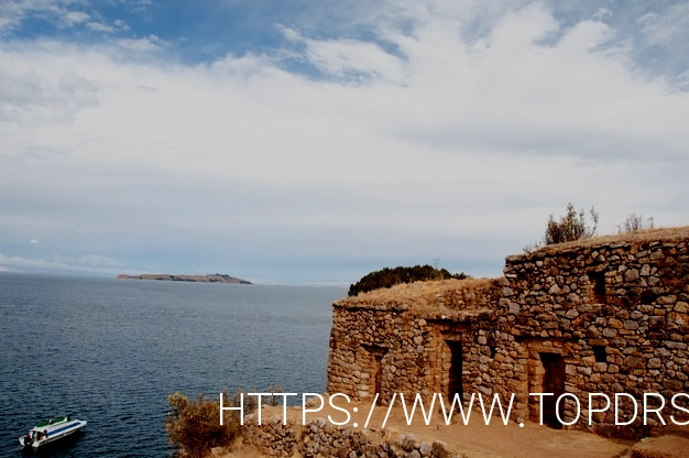 Free photo beautiful shot of a stone building near the sea in bolivia